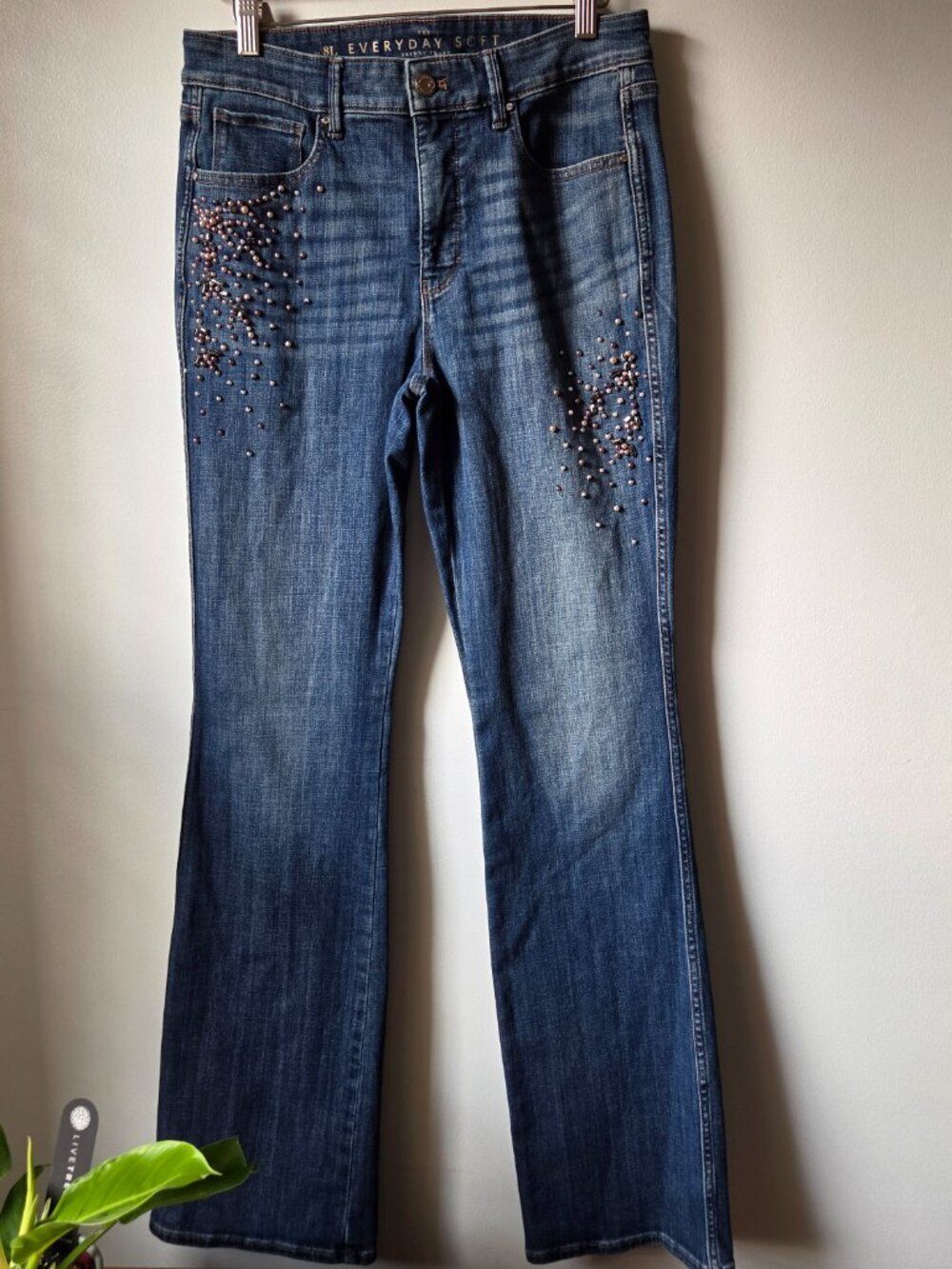 EUC WHITE HOUSE BLACK MARKET THE EVERYDAY SKINNY FLARE JEANS BEADED SIZE 8 LONG